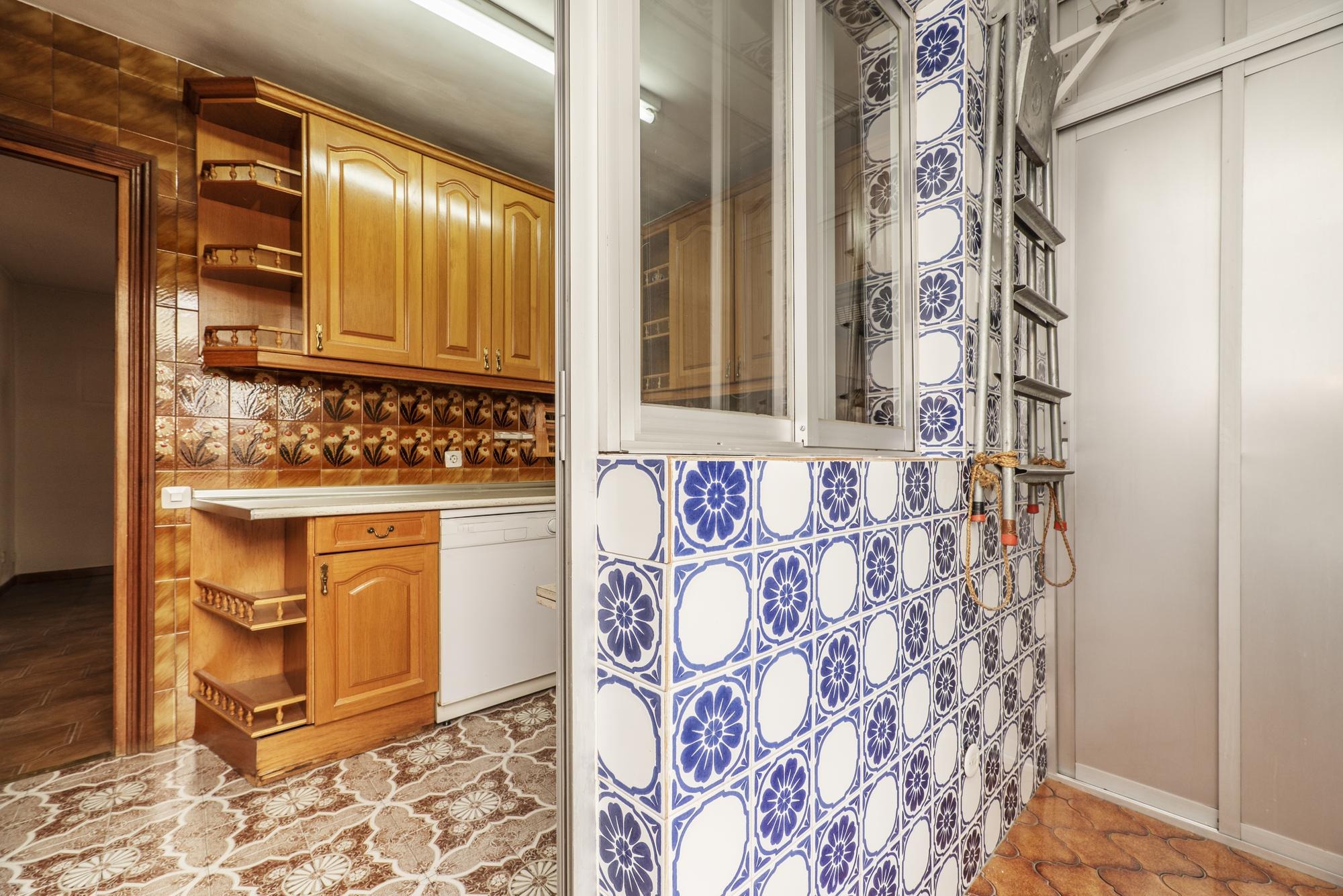 5977 Cocina amueblada con muebles rústicos de madera con azulejos de todo tipo de formas y colores
