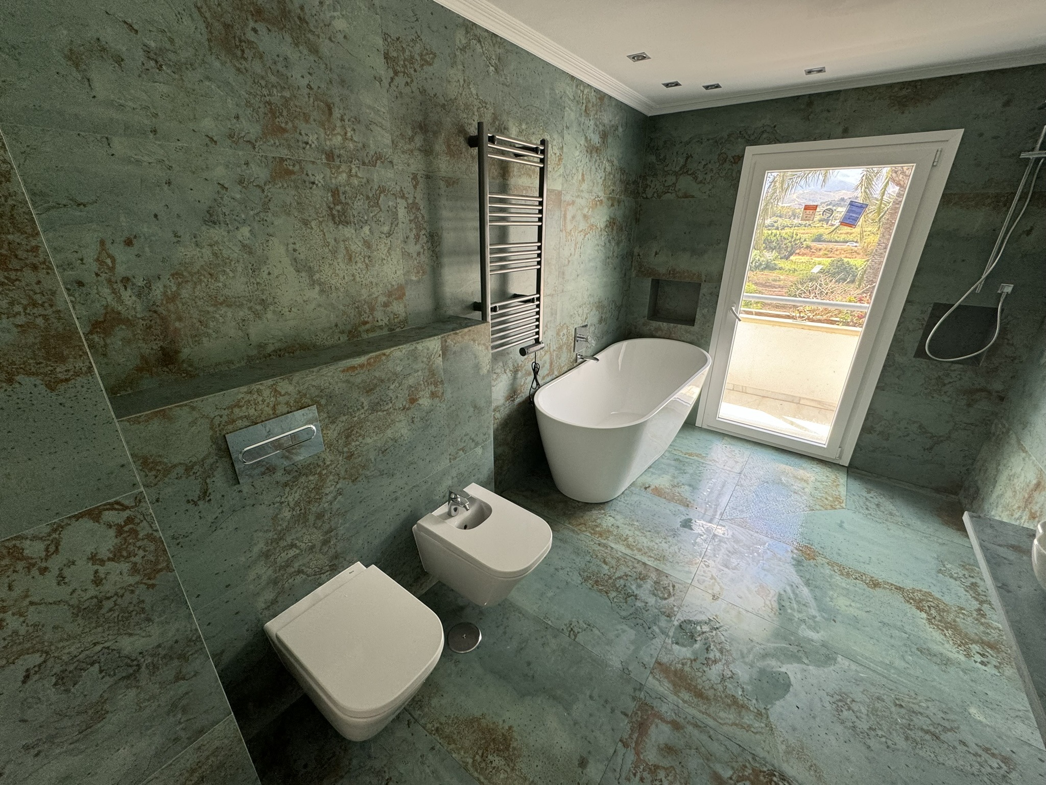 IMG_3405 Baño de diseño con revestimiento en piedra verde natural y bañera exenta