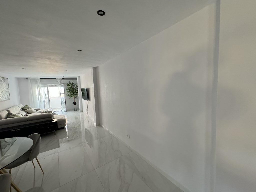 spacio muy amplio y luminoso, con suelos de gran formato en porcelánico efecto mármol