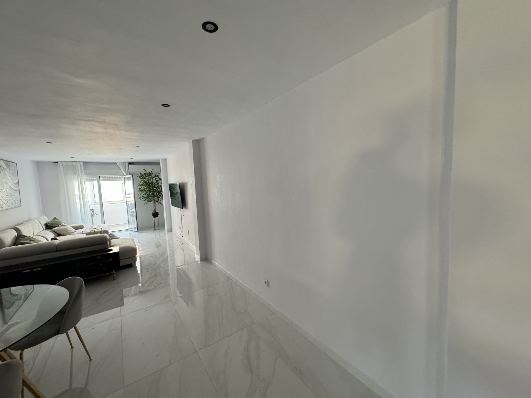 spacio muy amplio y luminoso, con suelos de gran formato en porcelánico efecto mármol