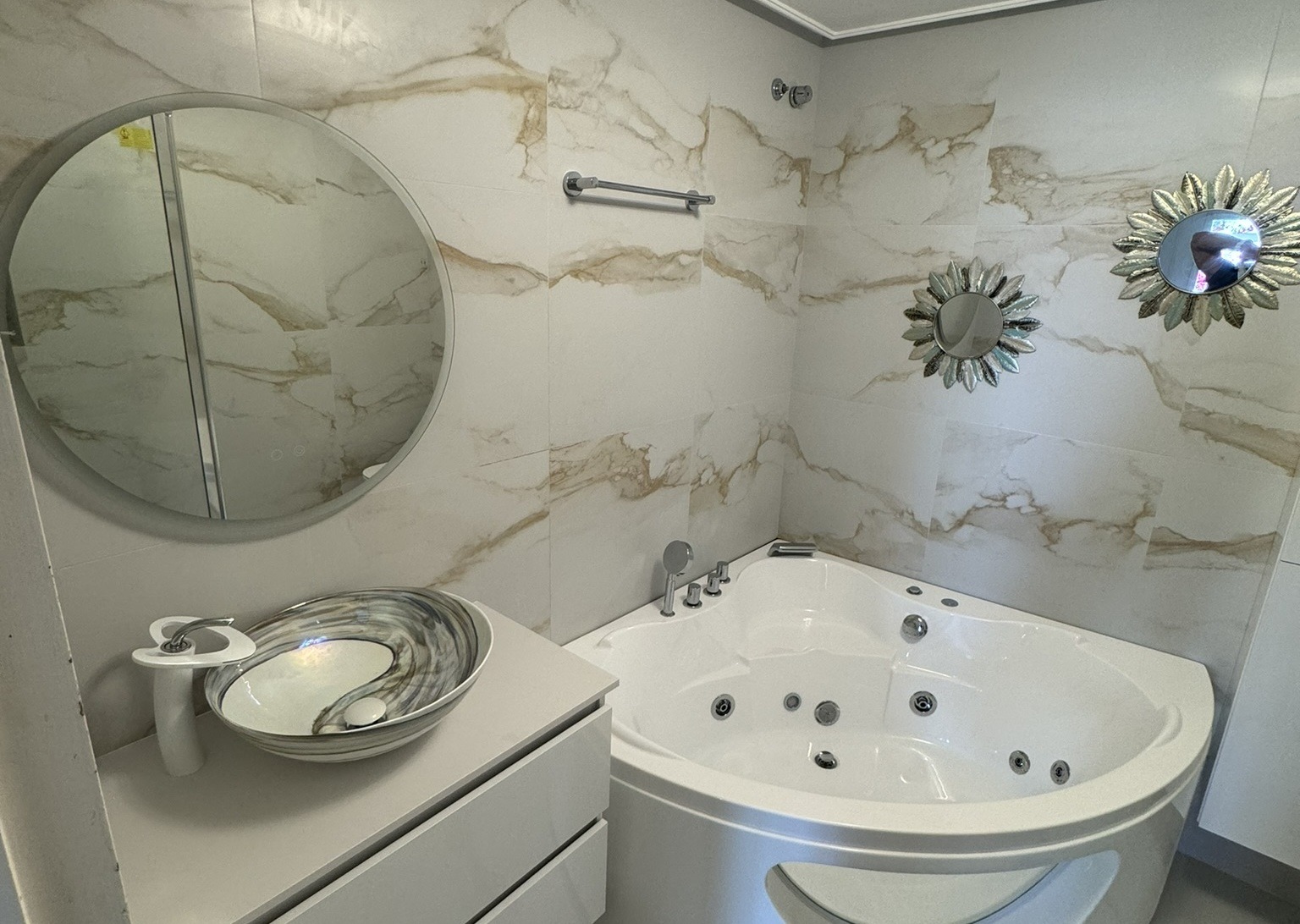 Baño moderno con jacuzzi de hidromasaje y lavabo de diseño