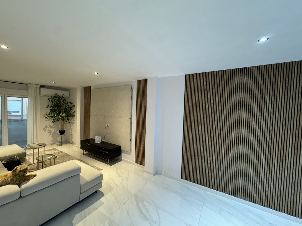 Sala de estar contemporánea con listones de madera y suelos porcelánicos blancos