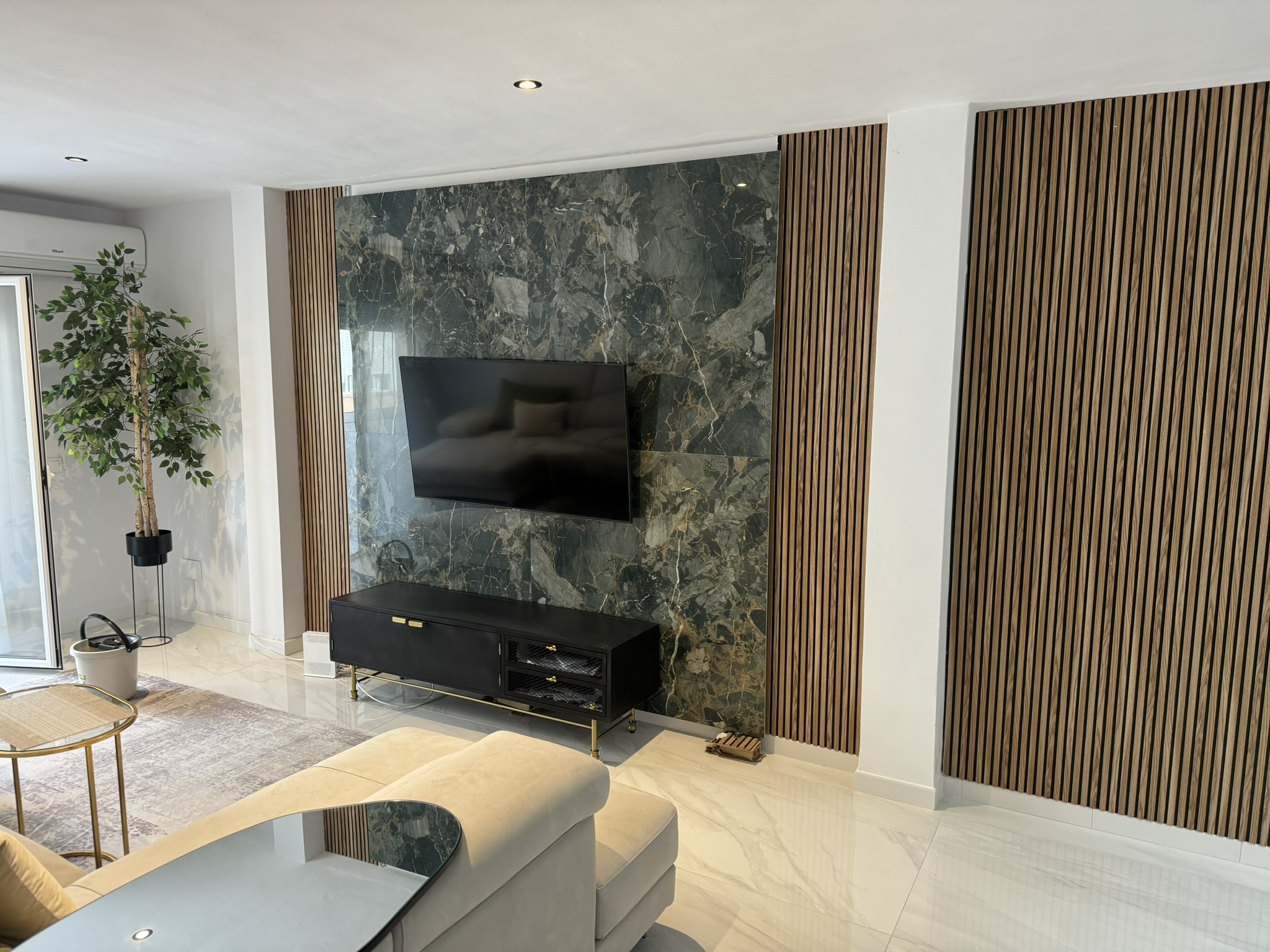 Sala de estar elegante con paneles de listones de madera y diseño contemporáneo