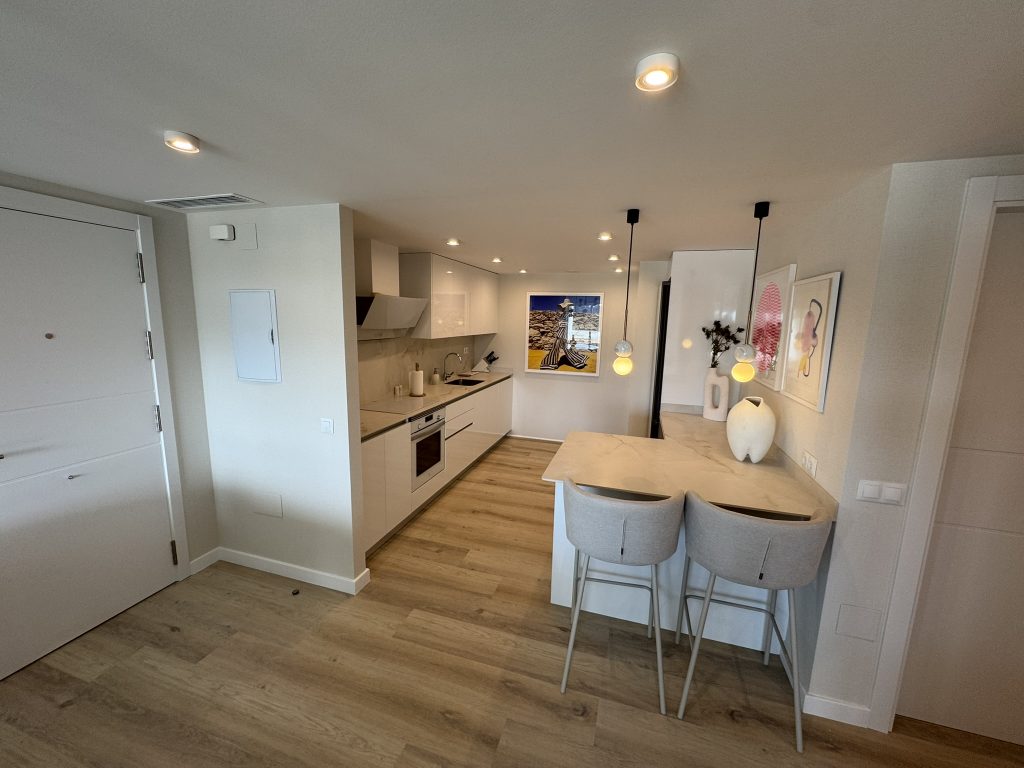 Cocina moderna de concepto abierto con isla central y decoración minimalista