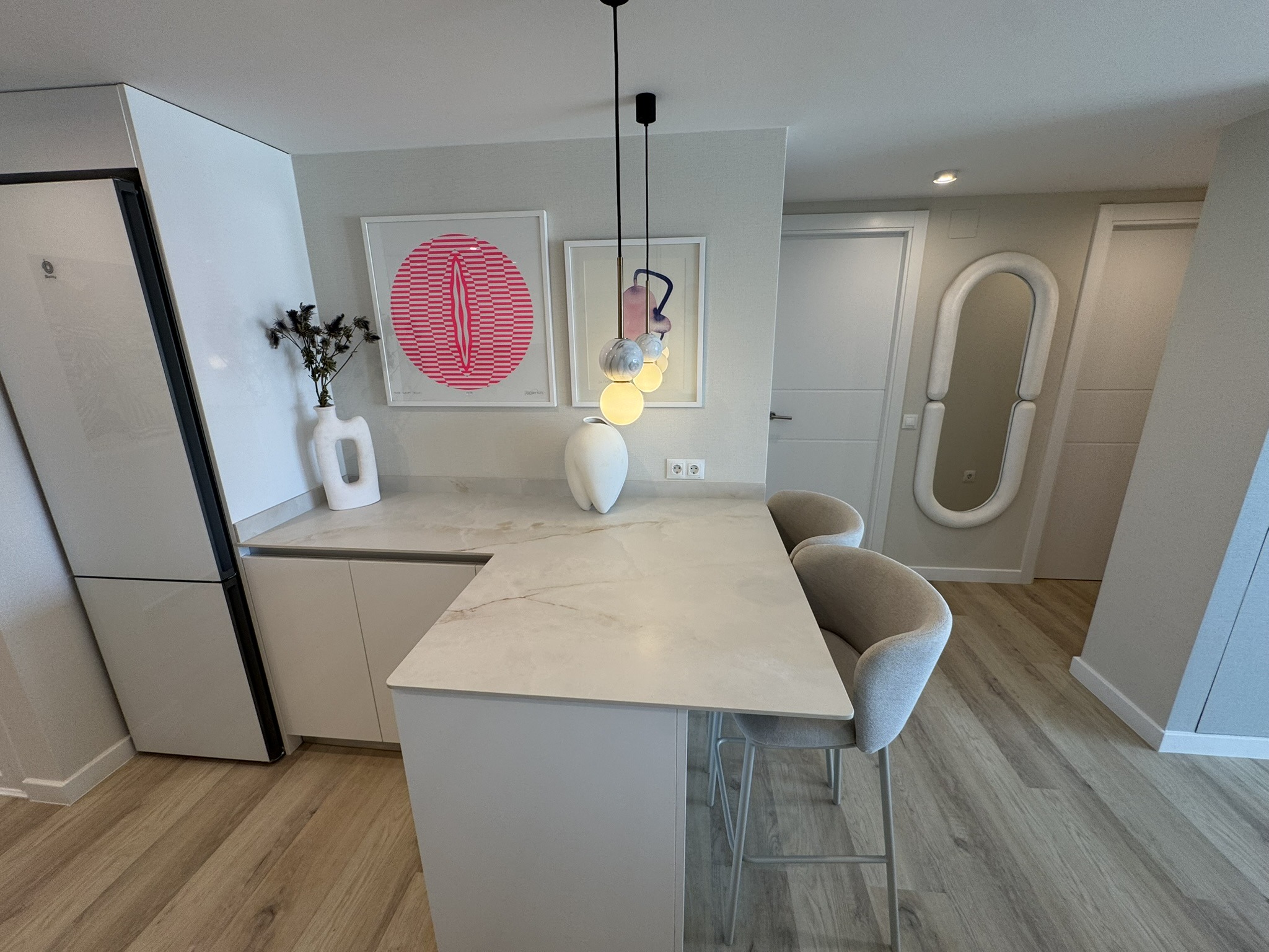 Cocina moderna con isla de mármol y decoración minimalista en tonos neutros
