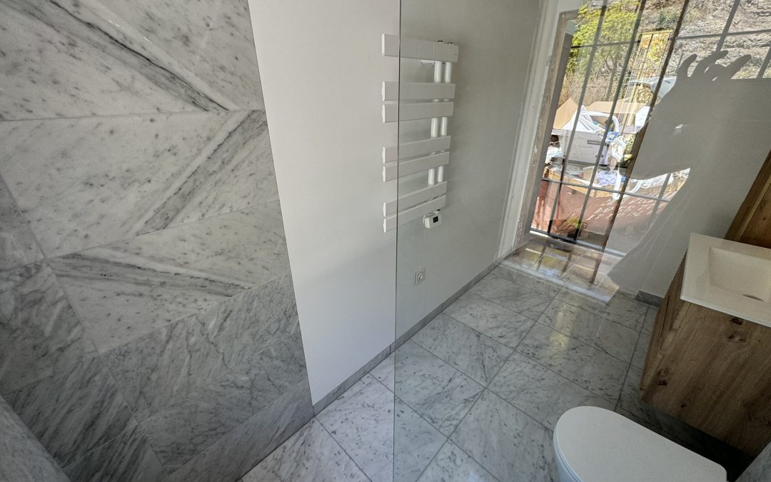 Reformas de baños de lujo en Estepona: tendencias y acabados premium
