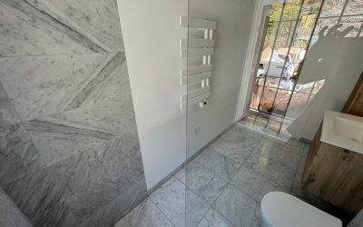 Reformas de baños de lujo en Estepona: tendencias y acabados premium