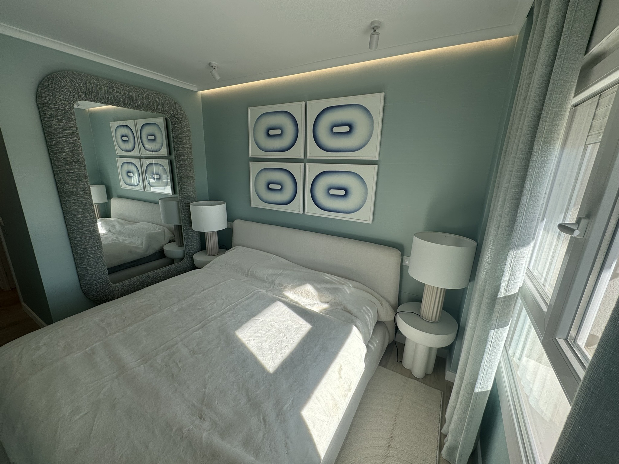 IMG_6485 Dormitorio principal moderno con cama tapizada y decoración en tonos azules