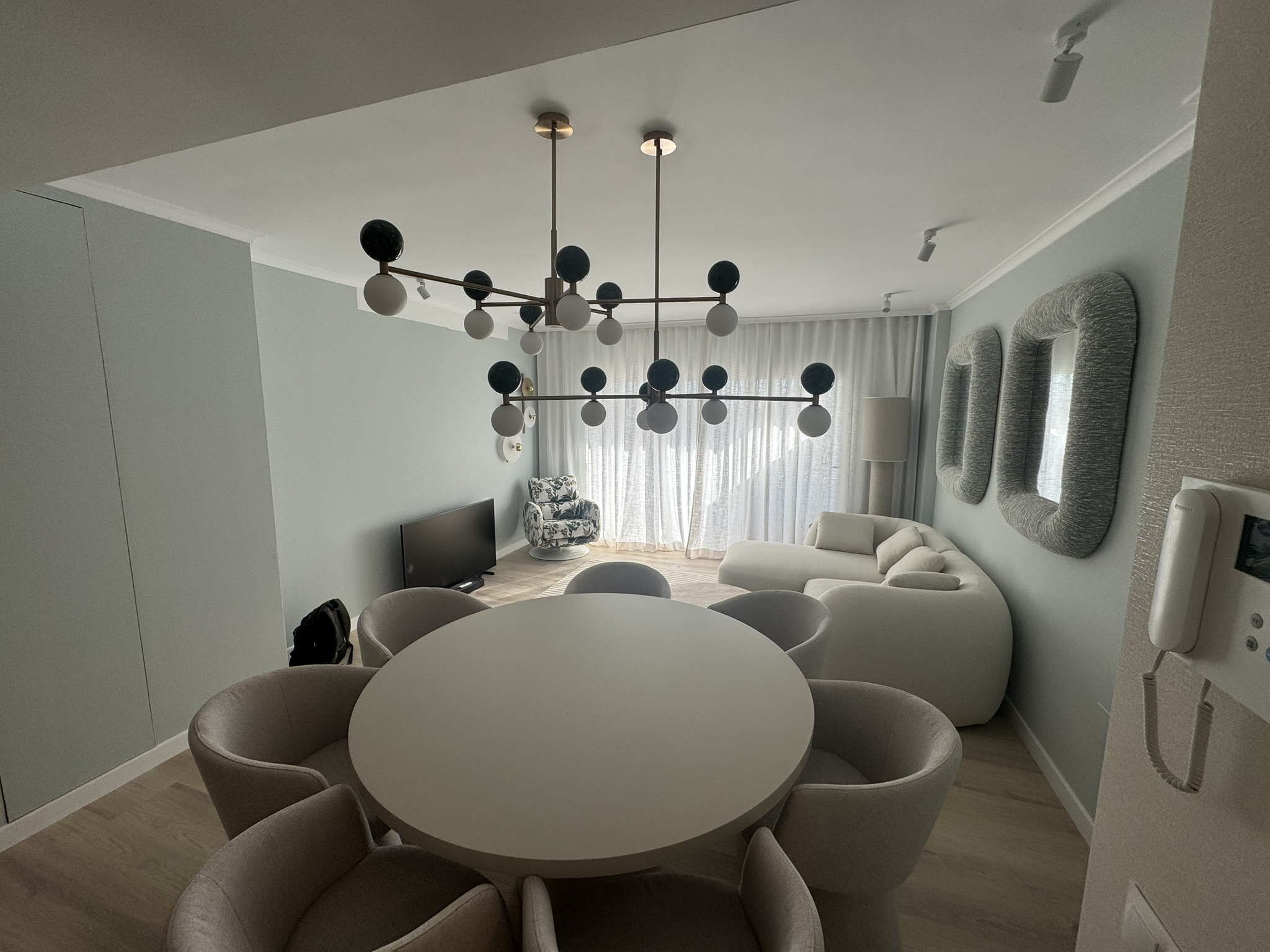 Salón comedor moderno con mesa redonda y lámpara de diseño geométrico